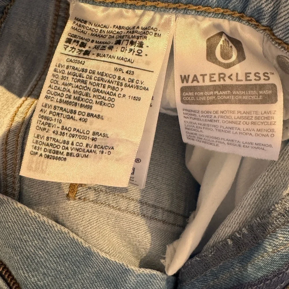 Levi's premium 70's High Slim Straight Jeans size 28 light blue F